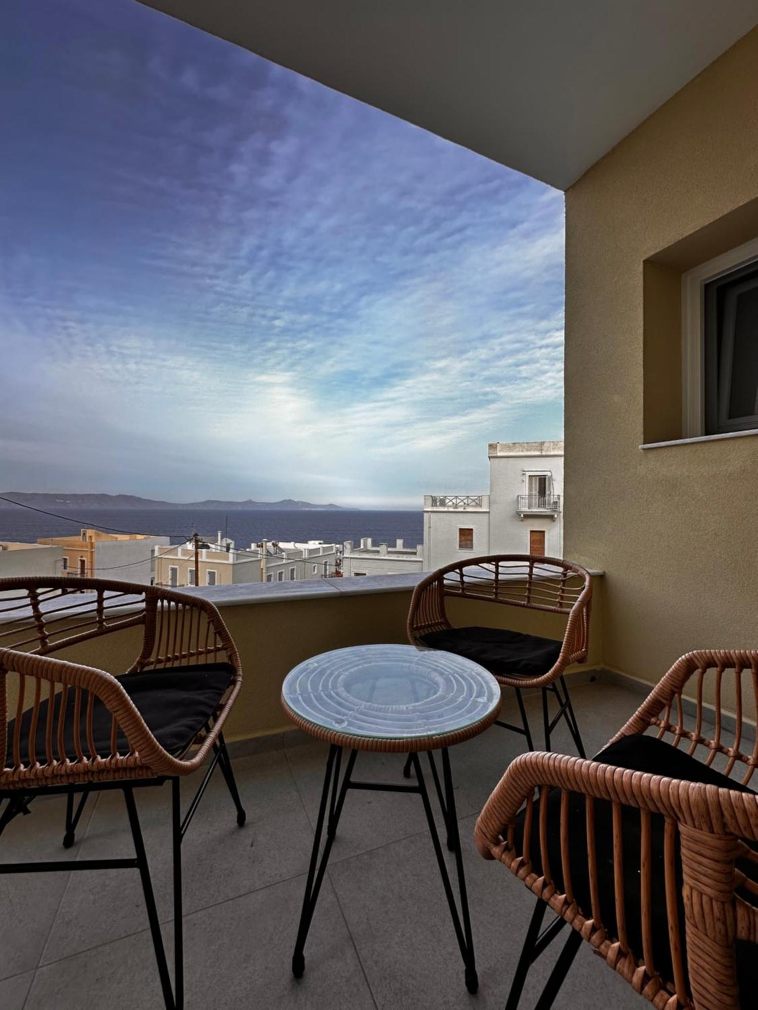 Sky Apartment Ermoupoli Bagian luar foto