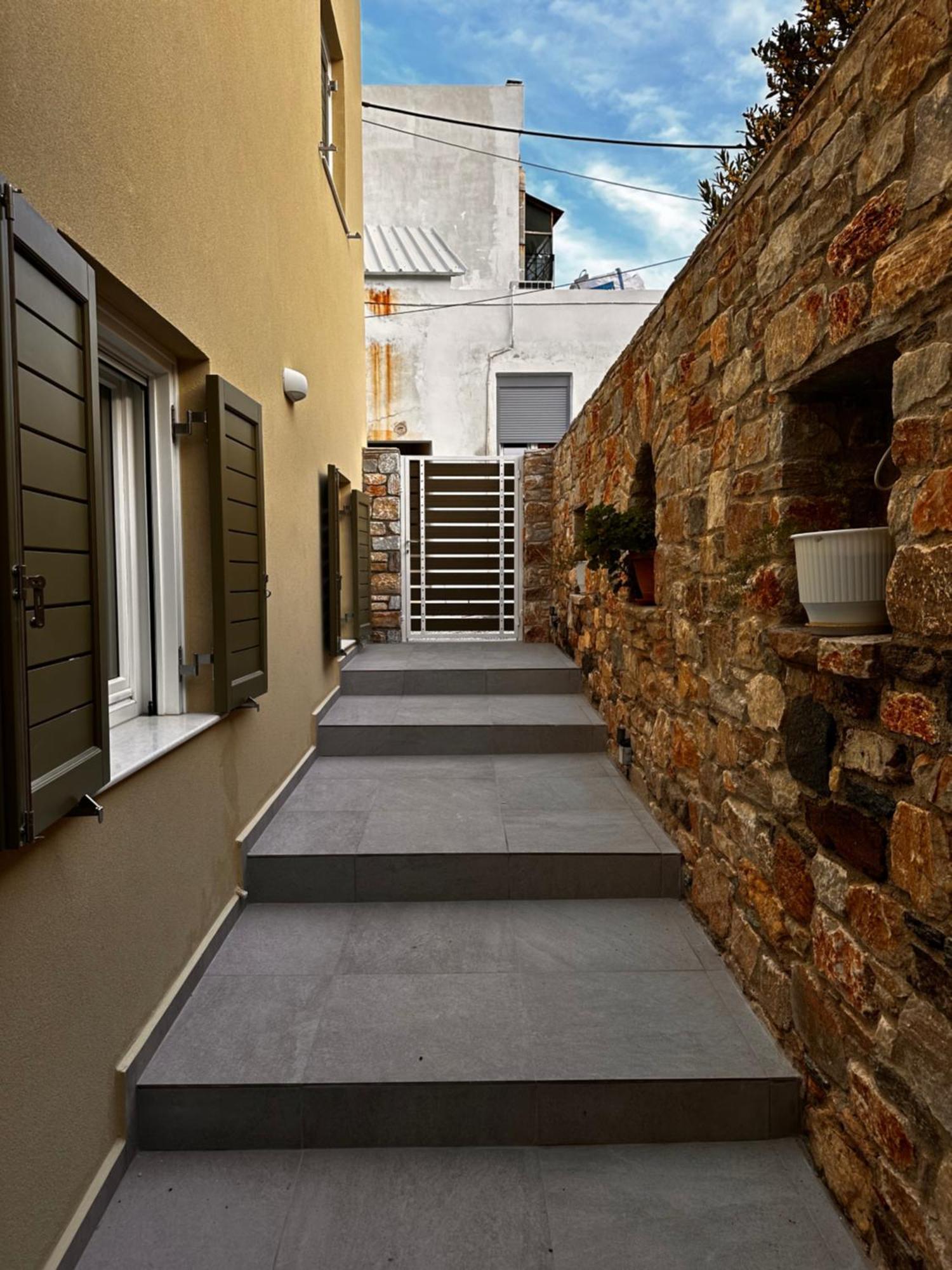 Sky Apartment Ermoupoli Bagian luar foto
